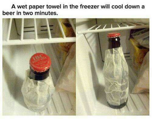 Einfach ein nasses Papier oder Küchenrolle um dein Getränk wickeln und es ist innerhalb von 2 Minuten kühl im Gefrierfach