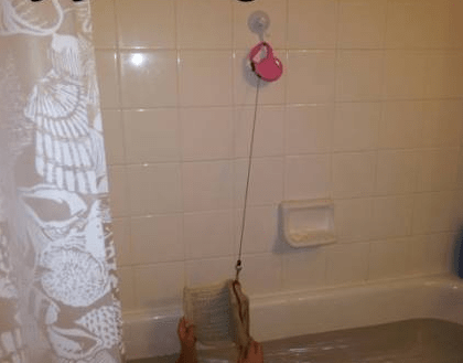 Hundeleine als Buchalter für die Badewanne